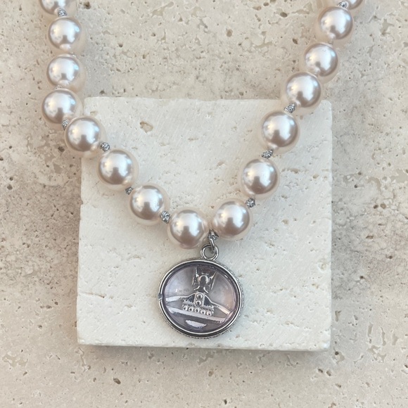 Vivienne Westwood Jewelry - VIVIENNE Westwood Elegant Pearl Necklace with Silver Pendant